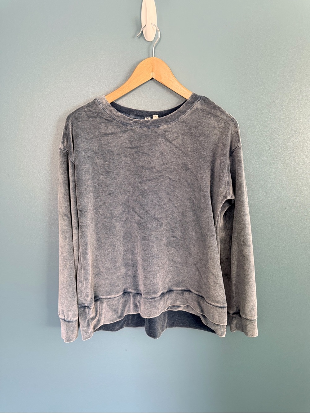 Cable & Gauge Long Sleeve Top Washed Blue Velour Crewneck Sweatshirt Small